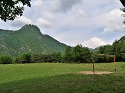 37 Campetto di calcio al 'Piano' con vista in Monte Zucco